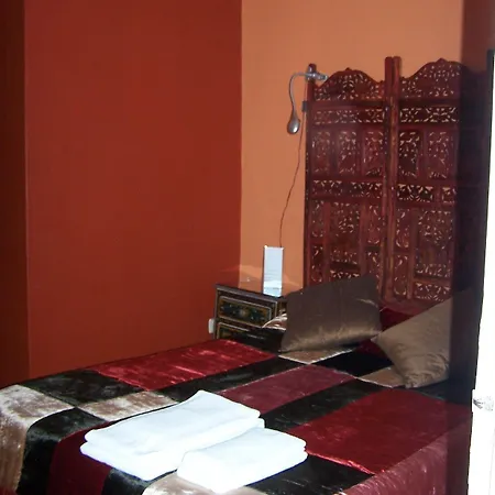 - فندق مبيت وإفطار