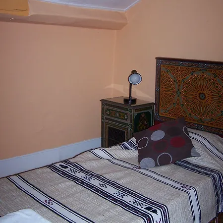 - فندق مبيت وإفطار