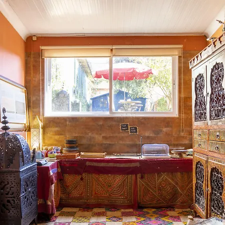 - فندق مبيت وإفطار